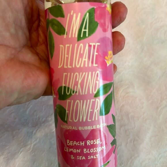 Blue Q Bubble Bath Delicate Flower Beach Rose Lemon Blossom Sea Salt - Picture 2 of 5